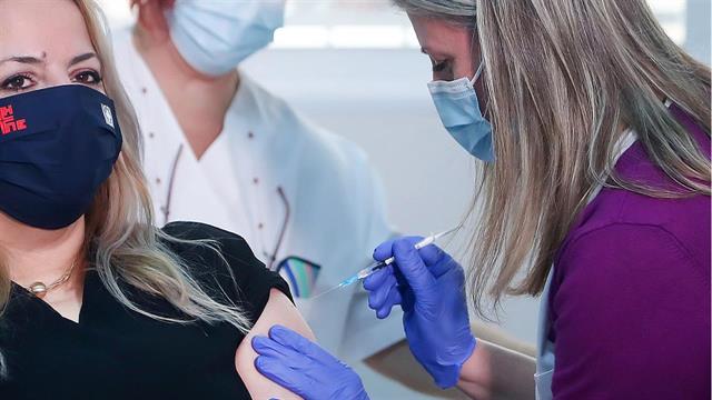 ΕΜΑ: Ποιο στέλεχος του κορωνοϊού περιλαμβάνεται στο νέο εμβόλιο κατά της CoViD