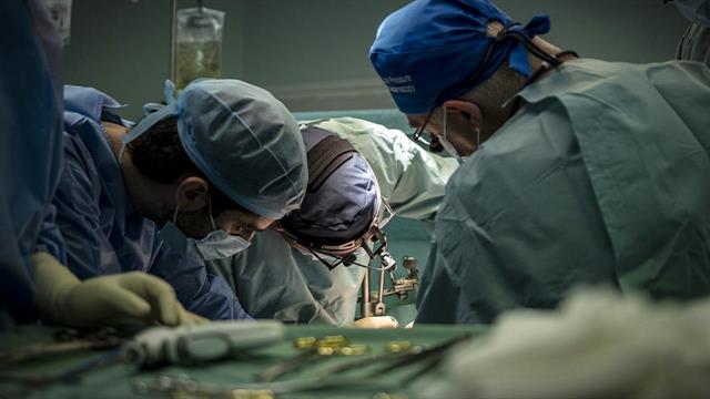 Πρώτη φορά στην Ελλάδα: Μεταμόσχευση ήπατος από ζώντα δότη με ρομποτικό σύστημα σε δημόσιο νοσοκομείο