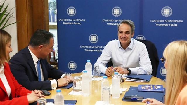 Μητσοτάκης από το υπουργείο Υγείας: Τηλεφωνική γραμμή 1566 από τον Ιούλιο για το ΕΣΥ