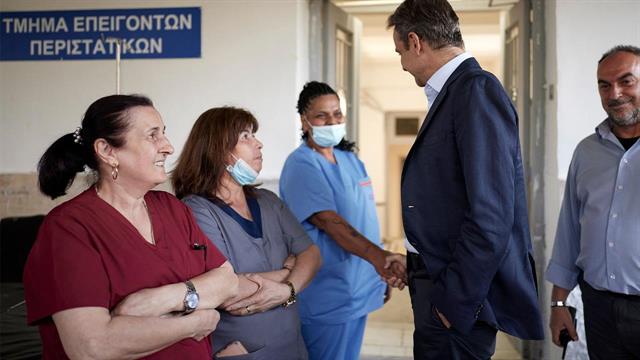 Επίσκεψη Μητσοτάκη στα Επείγοντα του νοσοκομείου Ευαγγελισμός