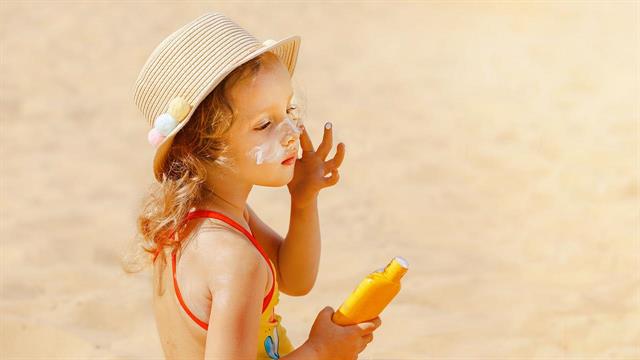 Ηλιος, παιχνίδι και θάλασσα δροσιά, αλλά με καπέλο και αντηλιακά