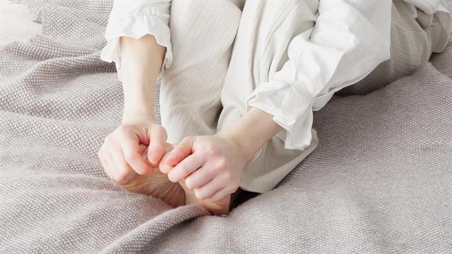 Κρύα πόδια: Ποια σοβαρή πάθηση μπορεί να κρύβουν