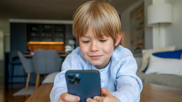 Ερχεται εφαρμογή-κόφτης ανηλίκων: Η ΕΕ σφίγγει τον κλοιό στα social