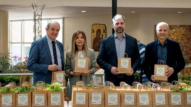 Νοσοκομείο Παπαγεωργίου: Πολύχρωμα λουλούδια στο προσωπικό