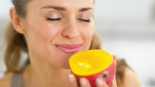 To μάνγκο βοηθά στη μείωση της χοληστερόλης και της πίεσης σε μετεμμηνοπαυσιακές γυναίκες