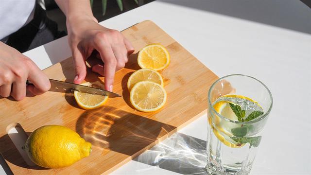 Πώς το νερό με λεμόνι μπορεί να βοηθήσει με το φούσκωμα