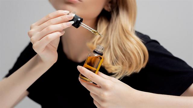 Καστορέλαιο και μαλλιά: Μπορεί να ενισχύσει τη λάμψη τους;