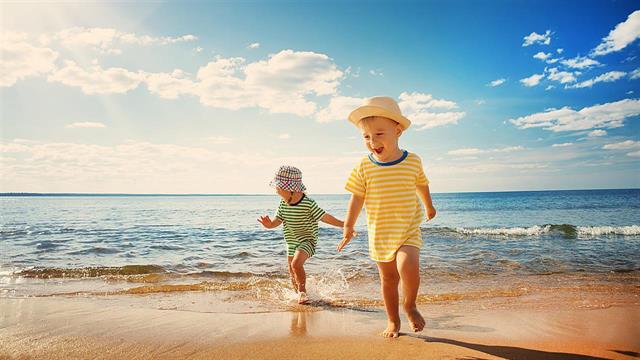 Εκθεση βρεφών στον ήλιο: Μέτρα προφύλαξης, οδηγίες για την αποφυγή της θερμοπληξίας