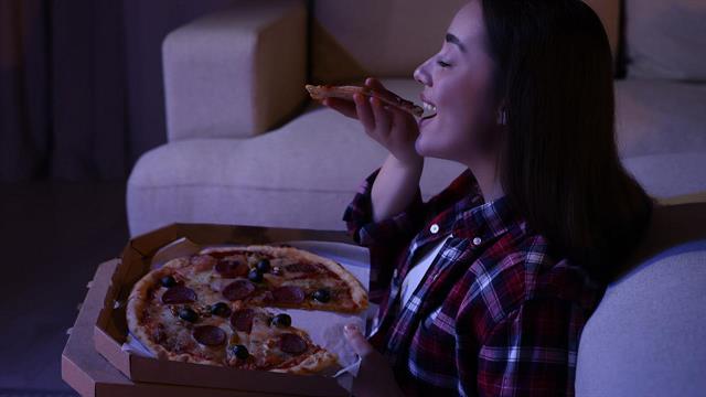 Καρδιακή υγεία: Το βραδυνό φαγητό προκαλεί προβλήματα [Μελέτη]