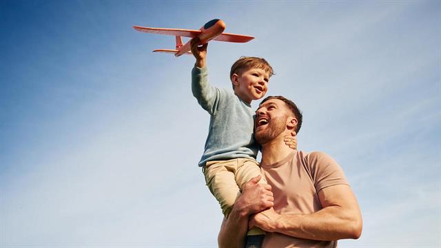 Ημέρα του Πατέρα 2025: 10 λόγοι για να κάνεις αγκαλιά τον μπαμπά σου