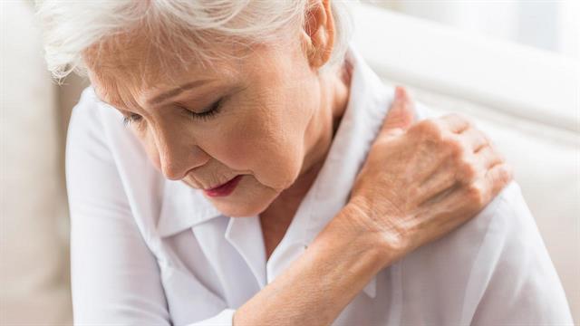 Παγωμένος ώμος: Συνδέεται με την εμμηνόπαυση;