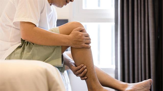 Μουδιάσματα και τσιμπήματα στα πόδια: Πότε υποδηλώνουν σοβαρή πάθηση