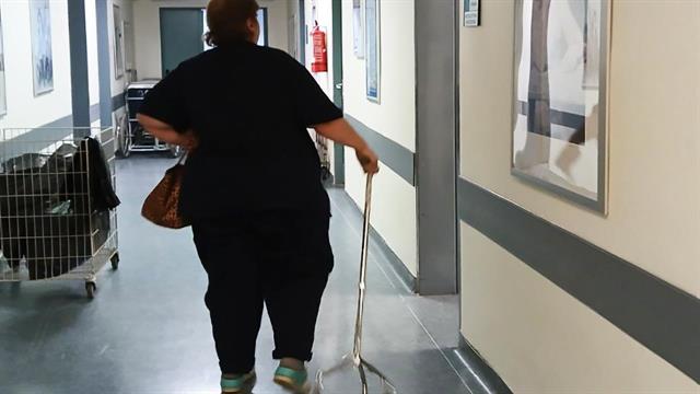 ΑΧΕΠΑ: Νοσηλεύτρια προσέρχεται στην εργασία με μπαστούνι