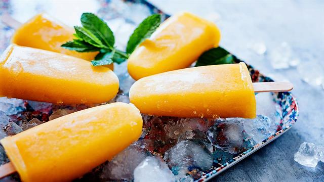 Δροσιστικό καλοκαιρινό σνακ: Σπιτικά παγωτίνια με τροπικά φρούτα