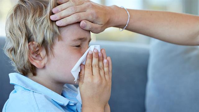 Καλοκαιρινές ιώσεις και παιδιά: Ποιες είναι πιο συχνές και πώς τις προλαβαίνουμε