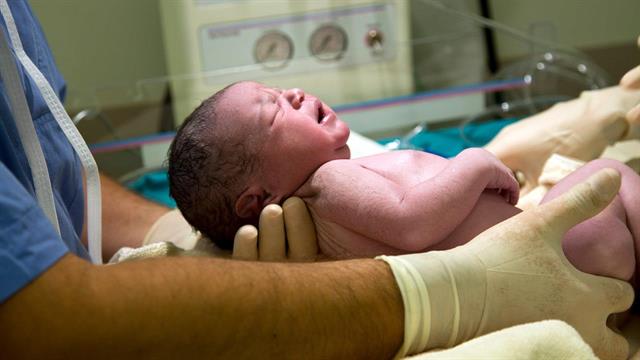 Πώς η καισαρική συνδέεται με κίνδυνο για αλλεργία και άσθμα στο βρέφος [μελέτη]