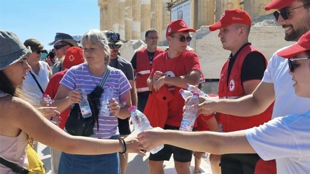 Ο ΕΕΣ υλοποιεί έκτακτη δράση υποστήριξης των επισκεπτών της Ακρόπολης λόγω καύσωνα