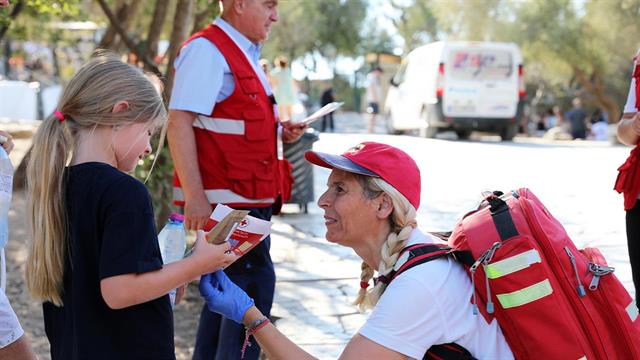Ο ΕΕΣ διένειμε 5.000 μπουκάλια εμφιαλωμένο νερό στους επισκέπτες της Ακρόπολης