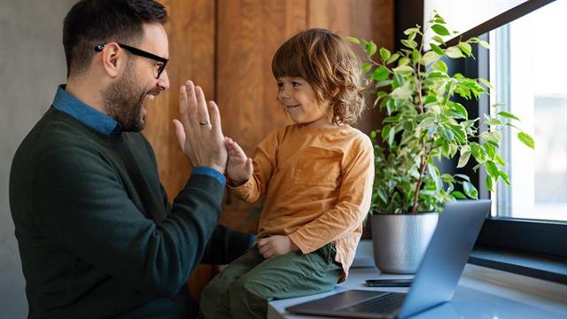 Υβριδικό μοντέλο εργασίας: Γιατί ευνοεί τους γονείς; [έρευνα]