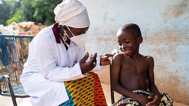 ΟΗΕ: Ο εμβολιασμός των παιδιών απειλείται από τις περικοπές της βοήθειας και την παραπληροφόρηση