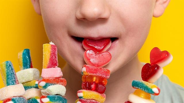 Ζάχαρη και τεχνητά γλυκαντικά μπορεί να οδηγούν σε πρώιμη εφηβεία ορισμένα παιδιά
