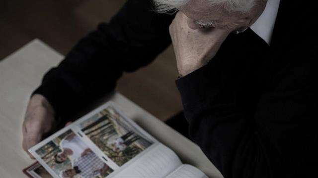 Η μοναξιά της χηρείας δεν μειώνεται από την παρουσία ενήλικων παιδιών