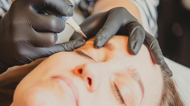 Οι οφθαλμίατροι προειδοποιούν για τα τατουάζ στα βλέφαρα και την επέκταση των βλεφαρίδων