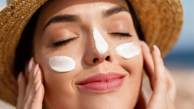 Το αντηλιακό προσώπου είναι το νέο must: Πώς να επιλέξετε και να εφαρμόσετε σωστά