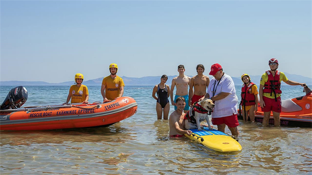 Τα παιδιά της κατασκήνωσης του Δήμου Αθηναίων για την ασφαλή κολύμβηση ενημέρωσε ο ΕΕΣ