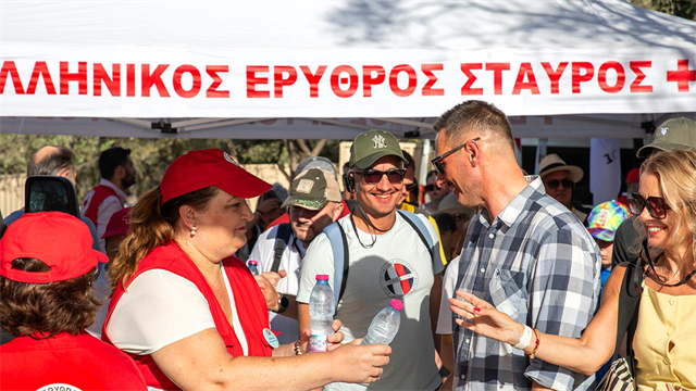 Ο Ελληνικός Ερυθρός Σταυρός διένειμε 5.000 μπουκάλια εμφιαλωμένο νερό στους επισκέπτες της Ακρόπολης