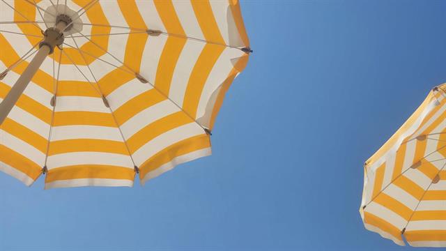 Δονούσα: Ομπρέλα θαλάσσης παρασύρθηκε από τον αέρα και καρφώθηκε στο πόδι τουρίστριας