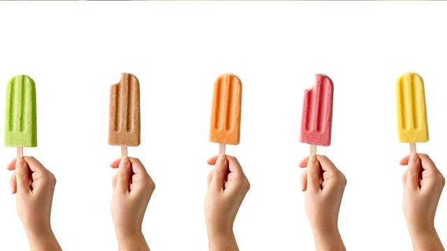 Δροσιστικό καλοκαιρινό σνακ: Σπιτικά παγωτίνια με τροπικά φρούτα