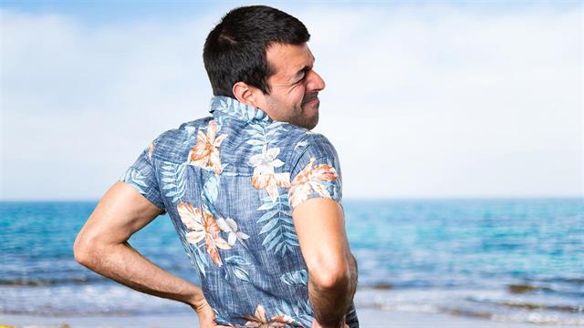 Πόνος στη μέση: Πώς δεν θα χαλάσει τις διακοπές σας