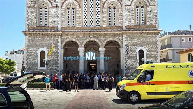 Το ασθενοφόρο που δώρισε, έξω από την εκκλησία όπου έγινε η κηδεία της