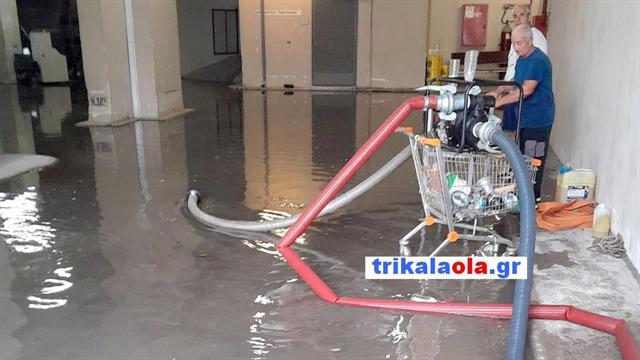 Πλημμύρισε το υπόγειο του νοσοκομείου Τρικάλων από το ξαφνικό μπουρίνι