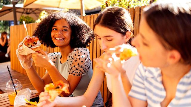 CDC: Οι νέοι στις ΗΠΑ λαμβάνουν σχεδόν το 62% των θερμίδων τους από υπερεπεξεργασμένα τρόφιμα