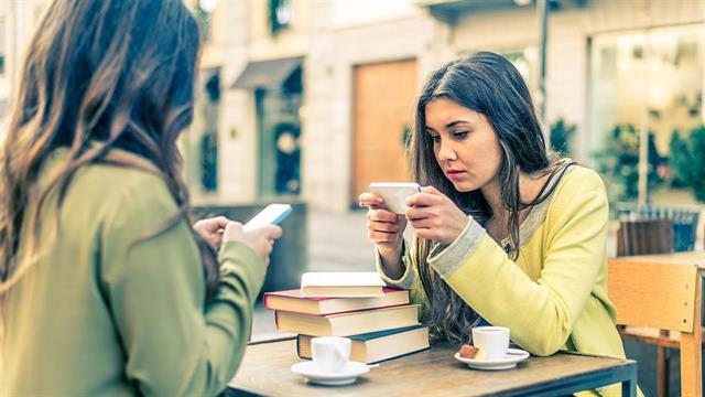 Τηλεόραση vs social media: Πώς επηρεάζουν τον εγκέφαλο νεαρών ενηλίκων