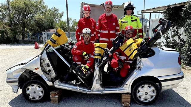 Ο Ε.Ε.Σ. εκπαίδευσε εθελοντές στο πρωτόκολλο SAVER για ασφαλή απεγκλωβισμό θυμάτων από τροχαία