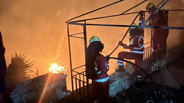 Ελληνικός Ερυθρός Σταυρός: Οι εθελοντές έδωσαν ολονύχτια μάχη με τις φλόγες - Απομάκρυνση κατοίκων με διασωστική λέμβο