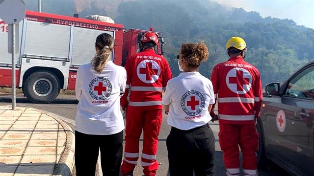 Ο Ελληνικός Ερυθρός Σταυρός στην πρώτη γραμμή της μάχης με τις φλόγες στην Χίο