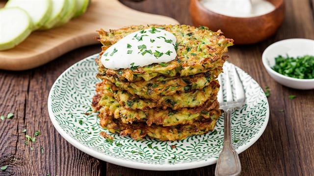 Τηγανίτες από κολοκυθάκι και πατάτες με καρύδια