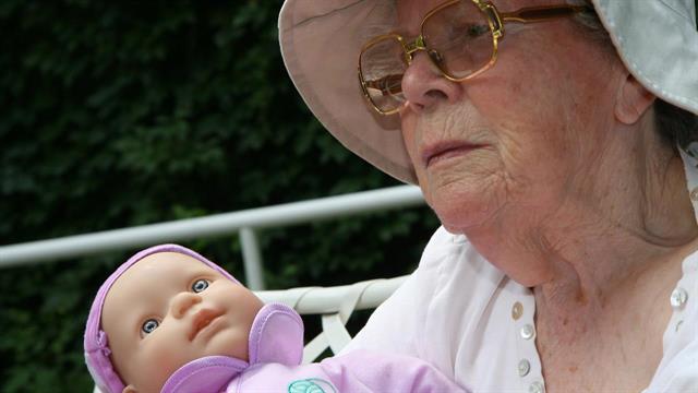 Μία κούκλα που θεραπεύει:  Η Doll Therapy στην αντιμετώπιση της άνοιας