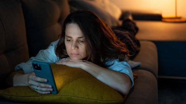 Doomscrolling: Τι είναι και πώς να το σταματήσετε