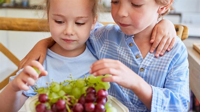 Μάγοι της υγιεινής διατροφής: Κόλπα για να τρώνε τα παιδιά φρούτα χωρίς γκρίνια