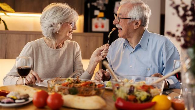 Η ώρα των γευμάτων στην τρίτη ηλικία επηρεάζει τη μακροζωία [μελέτη]