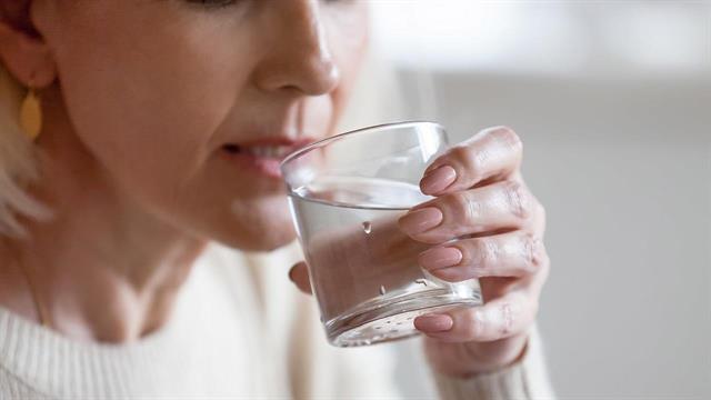Kίνδυνος για τη μακροπρόθεσμη υγεία σας αν δεν πίνετε πολύ νερό [μελέτη]