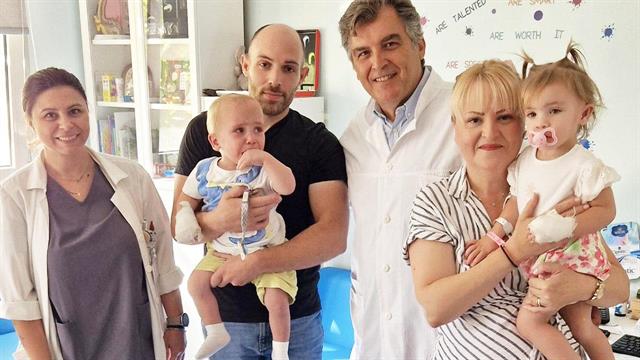 Θεσσαλονίκη: Κοχλιακά εμφυτεύματα σε δίδυμα κωφά αδελφάκα από την Κρήτη