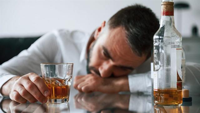 Αλκοόλ και στυτική δυσλειτουργία: Όσα πρέπει να ξέρετε