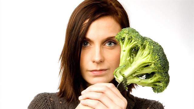 Τροφές και ροφήματα που συμβάλλουν στην τριχόπτωση ή στην ενδυνάμωση των μαλλιών [μελέτη]