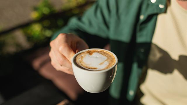 Μπορώ να βάλω σκόνη πρωτεΐνης στον καφέ μου;